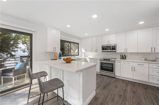 Breakfast area, stainless steel appliances