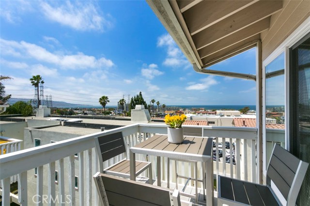 943 1st Street, Hermosa Beach, California 90254, 2 Bedrooms Bedrooms, ,2 BathroomsBathrooms,Residential,Sold,1st,SB17097562
