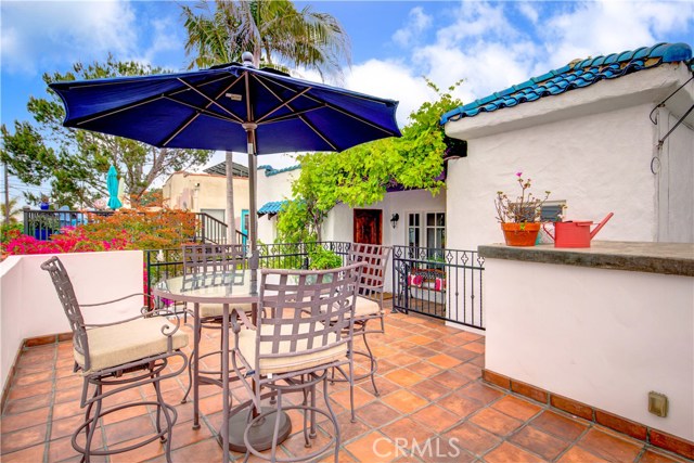 1236 3rd Street, Hermosa Beach, California 90254, 2 Bedrooms Bedrooms, ,Residential,Sold,3rd,SB19113677