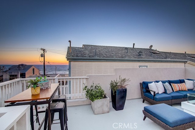 132 35th Place, Hermosa Beach, California 90254, 2 Bedrooms Bedrooms, ,2 BathroomsBathrooms,Residential,Sold,35th,SB19057826