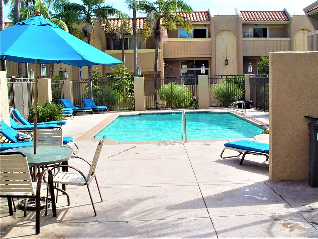 The centrally located pool and jacuzzi is bright, open and sheltered from the wind.  There is a spacious surrounding deck area with lounges, tables and chairs. Take a morning swim or sun yourself in the afternoon and then take a quick walk to the beach, harbor or downtown. Dining and shopping is all very close.