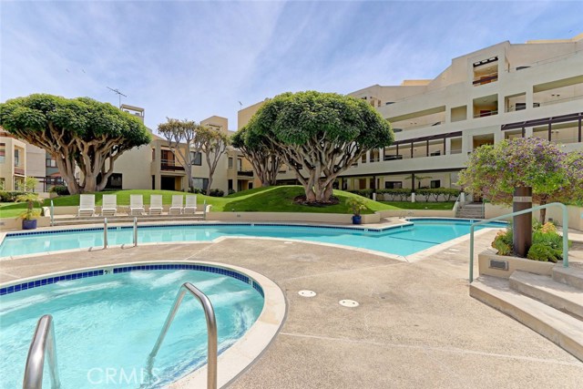 510 The Village, Redondo Beach, California 90277, 2 Bedrooms Bedrooms, ,2 BathroomsBathrooms,Residential,Sold,The Village,SB17096447