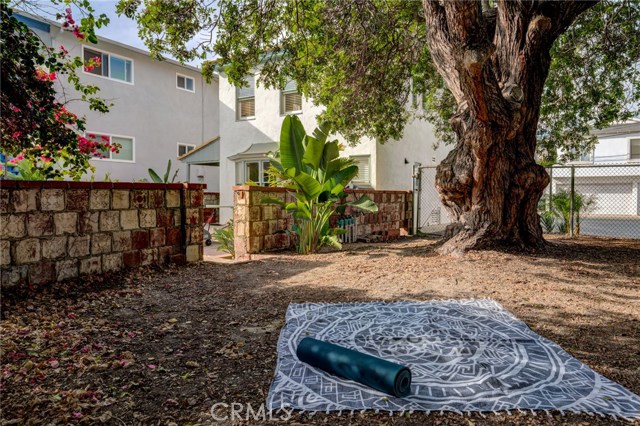 Direct access to adjacent Live Oak park