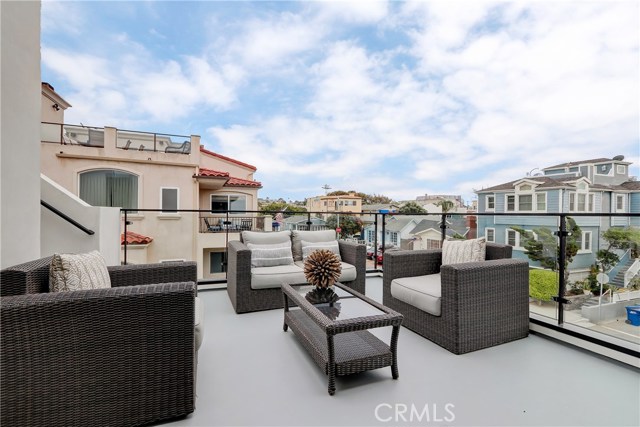 305 10th Street, Hermosa Beach, California 90254, 4 Bedrooms Bedrooms, ,3 BathroomsBathrooms,Residential,Sold,10th,SB20102051