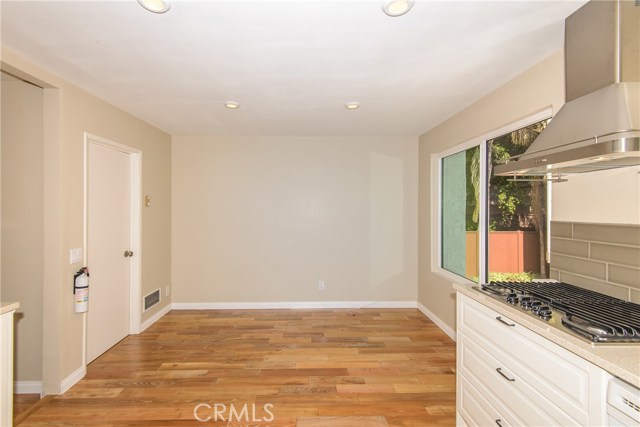 Breakfast/Dining table area off the kitchen! Breakfast/Dining table area off the kitchen!
