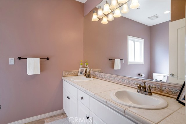 Hall Bath w/Double Sinks & Tub Shower