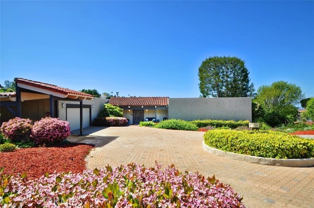 Circular front courtyard driveway