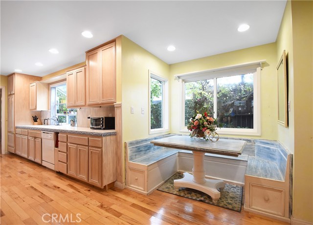 Built-in breakfast banquette