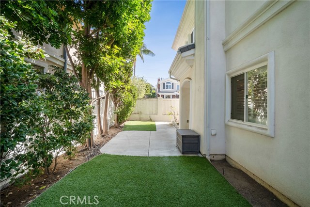 Private Back Yard w/Low Maintenance Turf & Side Gates
