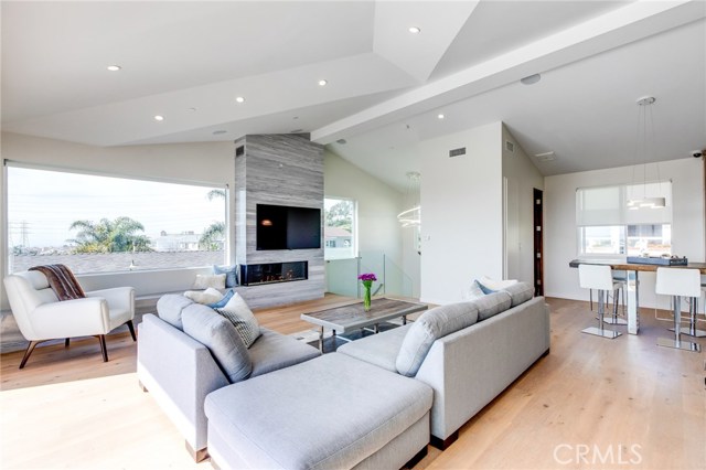 728 Lucia Avenue, Redondo Beach, California 90277, 4 Bedrooms Bedrooms, ,2 BathroomsBathrooms,Residential,Sold,Lucia,SB19142889