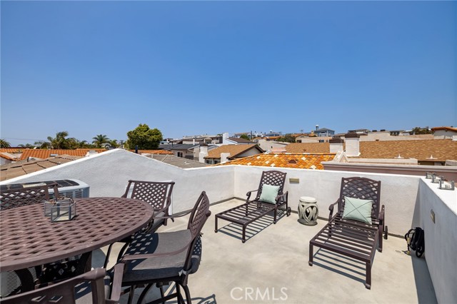 611 2nd Street, Hermosa Beach, California 90254, 4 Bedrooms Bedrooms, ,3 BathroomsBathrooms,Residential,Sold,2nd,SB21160504