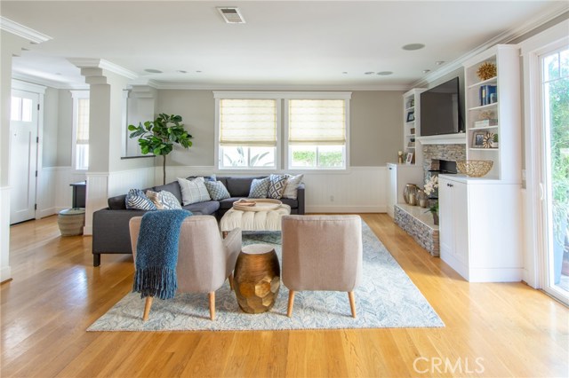 open floor plan continues from entry to living area into dining room and kitchen