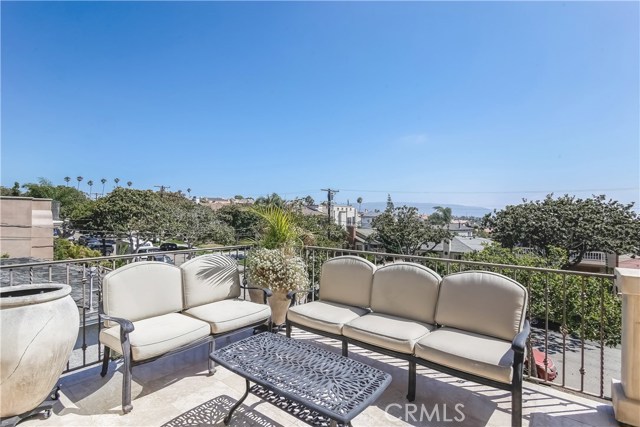 808 Maria Avenue, Redondo Beach, California 90277, 4 Bedrooms Bedrooms, ,3 BathroomsBathrooms,Residential,Sold,Maria,SB17180173