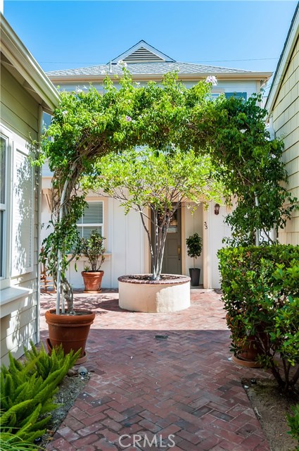 A beautiful green archway welcomes you home!