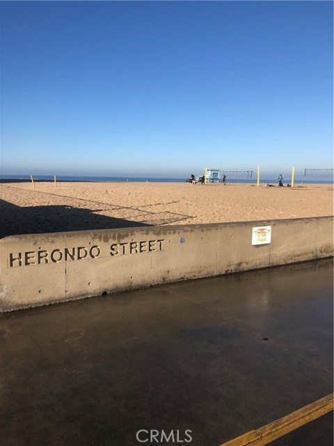 The beach and Strand are within a short walk.