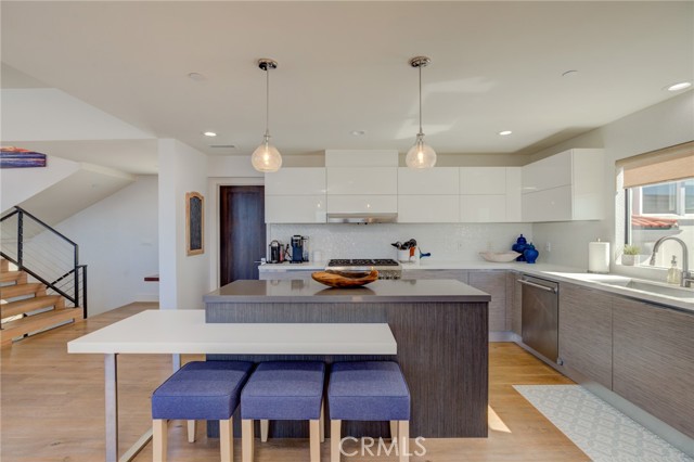 707 1st Place, Hermosa Beach, California 90254, 4 Bedrooms Bedrooms, ,4 BathroomsBathrooms,Residential,Sold,1st,SB21031767