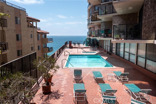 531 Esplanade, Redondo Beach, California 90277, 2 Bedrooms Bedrooms, ,Residential,Sold,Esplanade,SW21140273