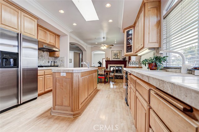 Center island kitchen with breakfast nook