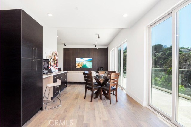 Casual Dining Area between Kitchen & Family Room