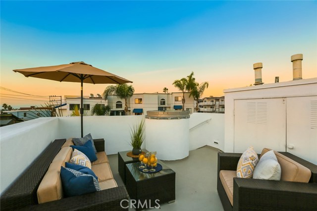 220 4th Street, Hermosa Beach, California 90254, 3 Bedrooms Bedrooms, ,4 BathroomsBathrooms,Residential,Sold,4th,PW18290182