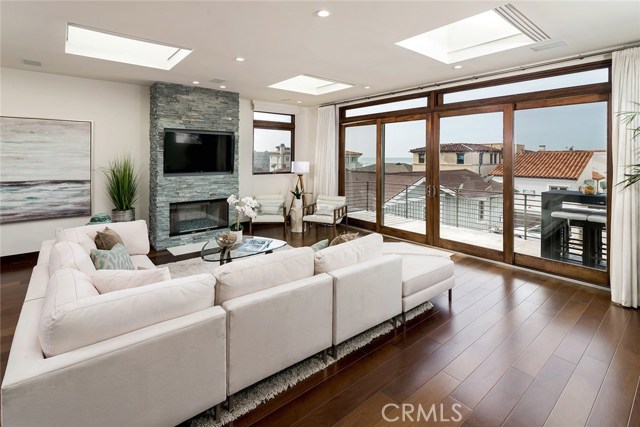 2131 Hermosa Avenue, Hermosa Beach, California 90254, 4 Bedrooms Bedrooms, ,4 BathroomsBathrooms,Residential,Sold,Hermosa,SB19016177