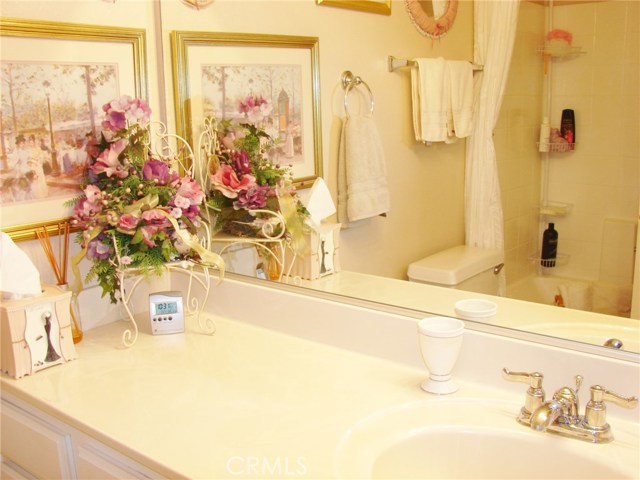 IN THE HALLWAY BETWEEN THE GUEST BEDROOM AND PRIVATE MASTER SUITE IS A FULL GUEST BATHROOM.