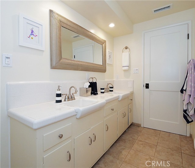 8 Hidden Valley Road, Rolling Hills Estates, California 90274, 4 Bedrooms Bedrooms, ,3 BathroomsBathrooms,Residential,Sold,Hidden Valley,PV21094348