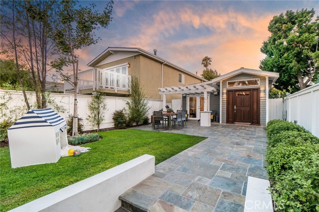 Enjoy the morning newspaper with a latte, afternoons playing and evenings dining al fresco in this private oasis!