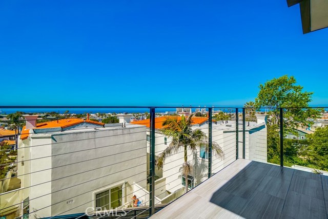 521 Helberta Avenue, Redondo Beach, California 90277, 4 Bedrooms Bedrooms, ,3 BathroomsBathrooms,Residential,Sold,Helberta,SB19088015