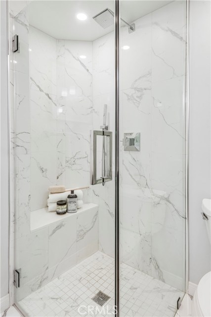 Frame-less en suite shower.