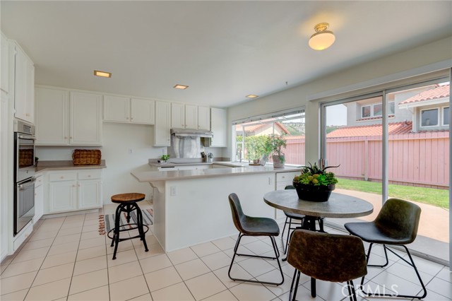 Kitchen w/ breakfast nook