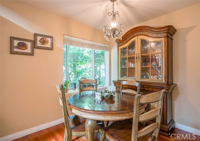 Breakfast nook with bay window