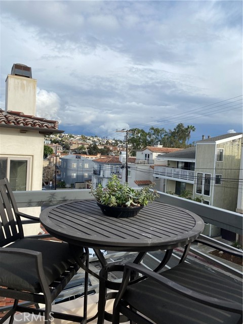 421 11th Street, Hermosa Beach, California 90254, 3 Bedrooms Bedrooms, ,2 BathroomsBathrooms,Residential,Sold,11th,SB21034614