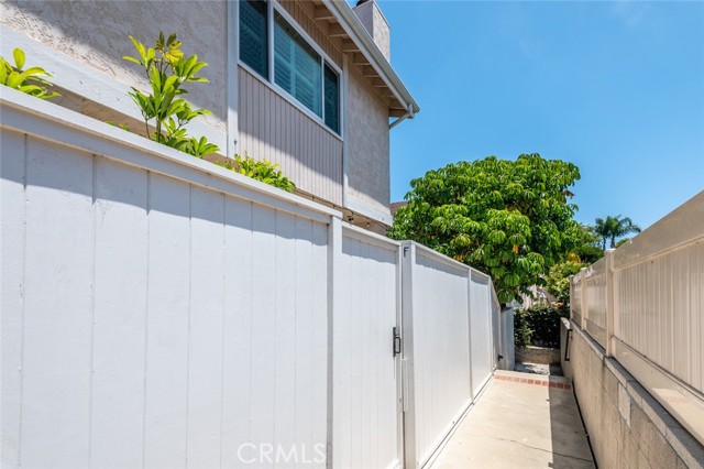 108 Irena Avenue, Redondo Beach, California 90277, 2 Bedrooms Bedrooms, ,1 BathroomBathrooms,Residential,Sold,Irena,SB21158084