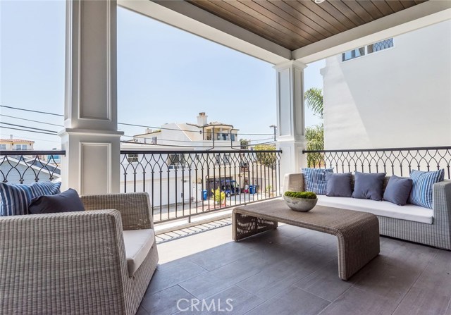 81 Morningside Drive, Manhattan Beach, California 90266, 5 Bedrooms Bedrooms, ,4 BathroomsBathrooms,Residential,Sold,Morningside,SB19028604