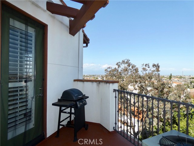 2001 Artesia Boulevard, Redondo Beach, California 90278, 2 Bedrooms Bedrooms, ,1 BathroomBathrooms,Residential,Sold,Artesia,SB20065471