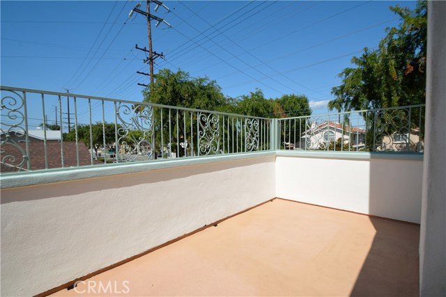 Large balcony with lots of sun - big enough to have a BBQ and patio furniture !