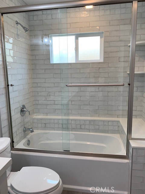 Upstairs second bathroom bathtub/shower.