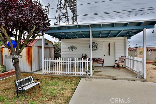 Yup,,,, that's the man-cave, shop, exercise room, great for hanging out on the patio