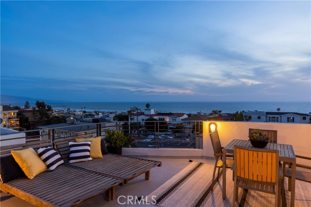 316 26th Street, Hermosa Beach, California 90254, 4 Bedrooms Bedrooms, ,2 BathroomsBathrooms,Residential,Sold,26th,SB21076670