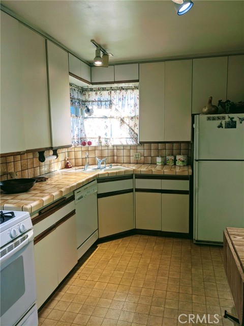 kitchen includes dishwasher, gas stove, refirgerator