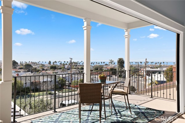 313 Avenue F, Redondo Beach, California 90277, 5 Bedrooms Bedrooms, ,4 BathroomsBathrooms,Residential,Sold,Avenue F,OC21017149