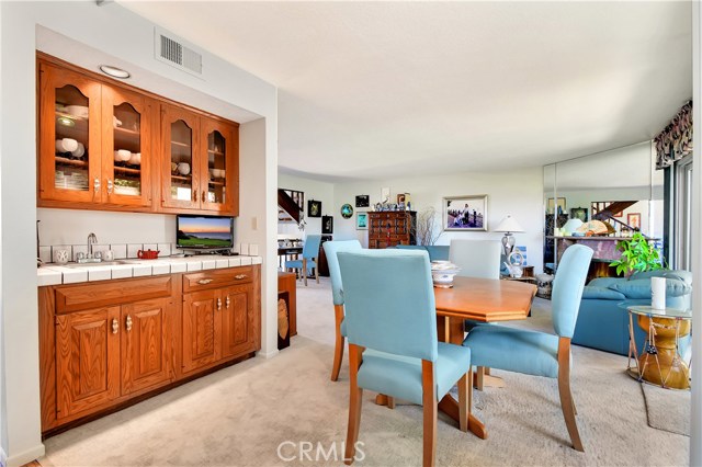 Dining Area & Wet Bar