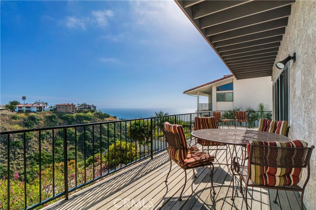 1625 Via Barcelona, Palos Verdes Estates, California 90274, 5 Bedrooms Bedrooms, ,3 BathroomsBathrooms,Residential,Sold,Via Barcelona,PV21111092