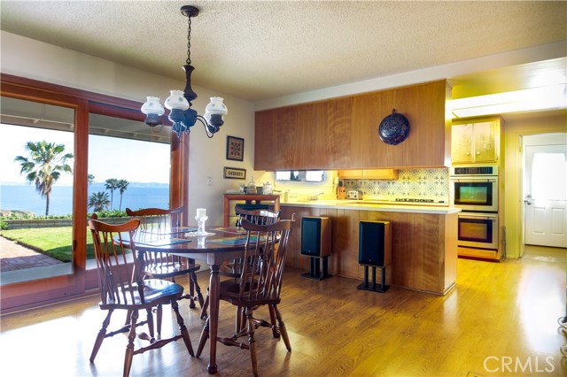 Sitting area next to the kitchen with amazing panoramic ocean view