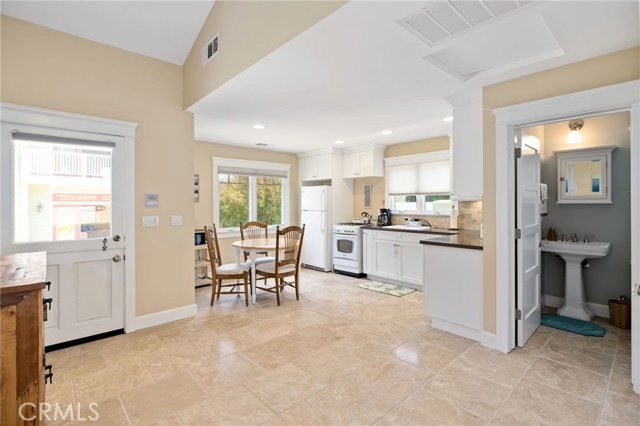 Full kitchen