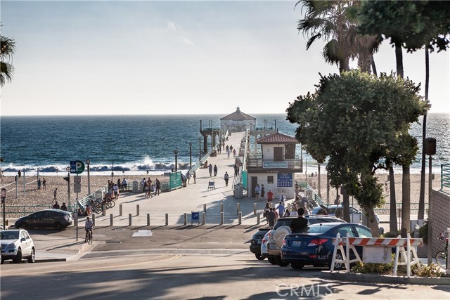Beautiful downtown Manhattan Beach pier.