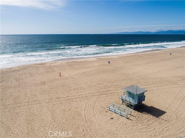 Short distance to The white sands of Hermosa Beach.