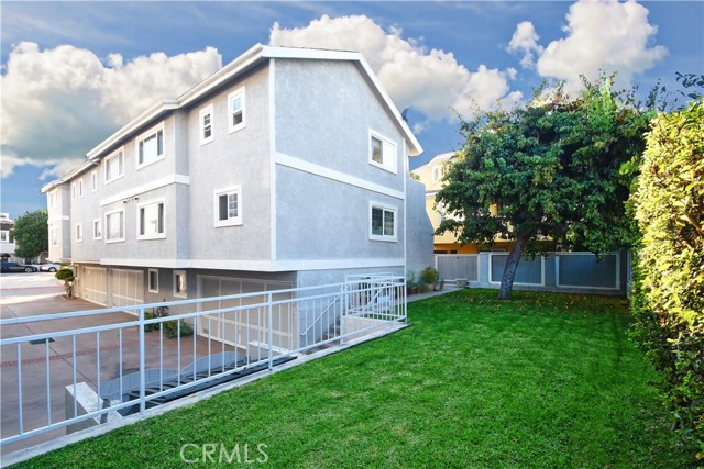 End Unit Townhome w/Community Backyard