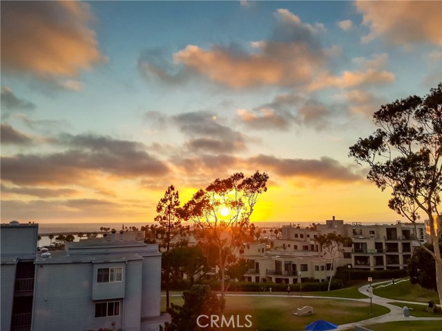 220 The Village, Redondo Beach, California 90277, 1 Bedroom Bedrooms, ,2 BathroomsBathrooms,Residential,Sold,The Village,SB19142462